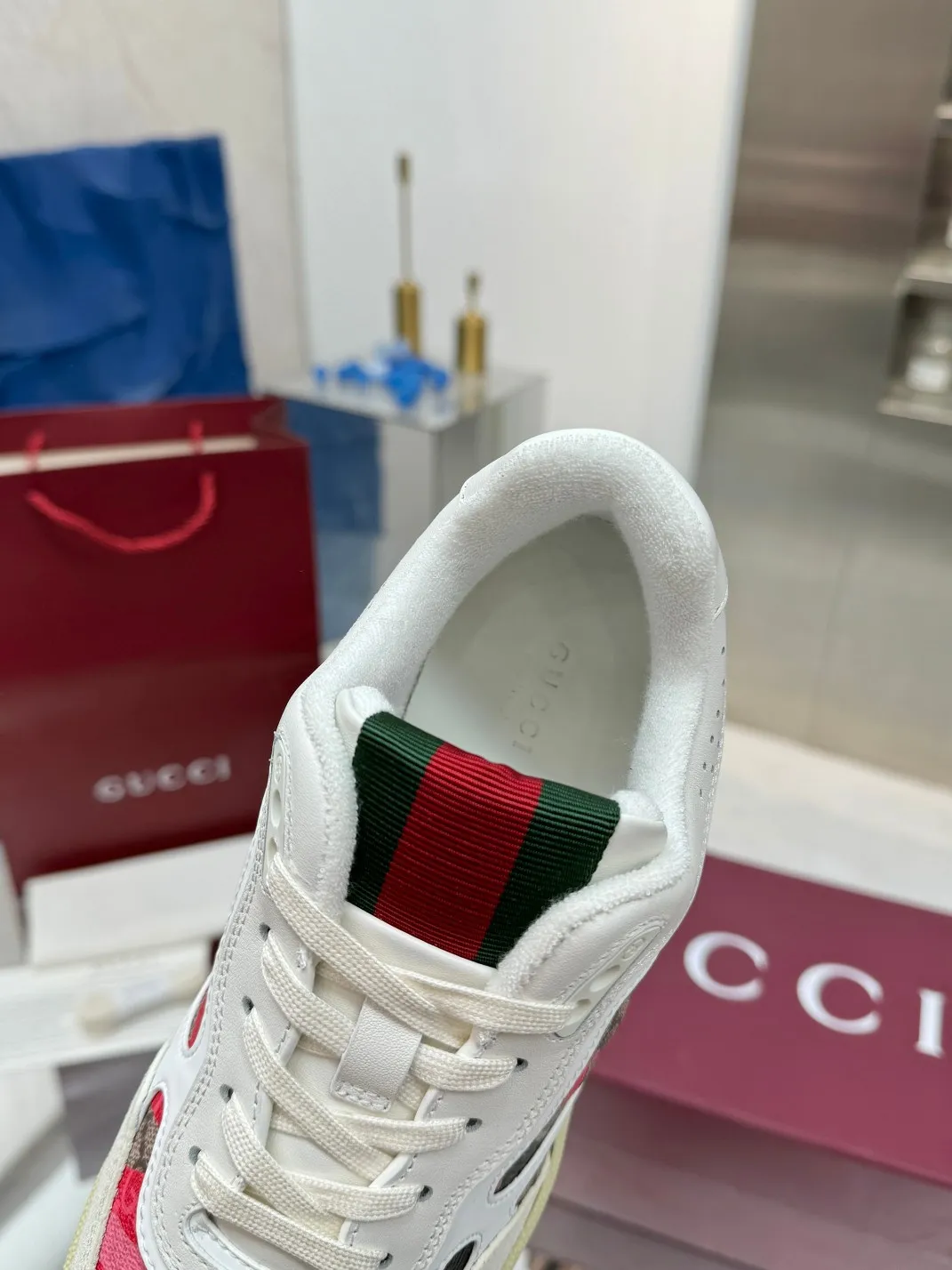Men's Men's Shoes 💰640 Gucci Gucci's latest hot-selling series of high and low-top distressed couple sneakers are shipped. The originals are purchased, developed and manufactured. This high-low top sneaker adopts a basketball-style silhouette design, cleverly integrated with hollow panels and distressed effects, showing its unique ingenuity. The ingenuity incorporates brand logo details such as interlocking Double G styling accessories and Gucci lettering, a low-key tribute to the brand's design heritage.  ▪️ Fabric: Original customized imported first-layer cowhide ▪️ Lining: Sweat-absorbent and deodorant towel lining ▪️ Sole: Original molded TPU sole ▪️ Sole thickness: 3cm ▪️ Size: 36-40 (35 women 41 custom-made